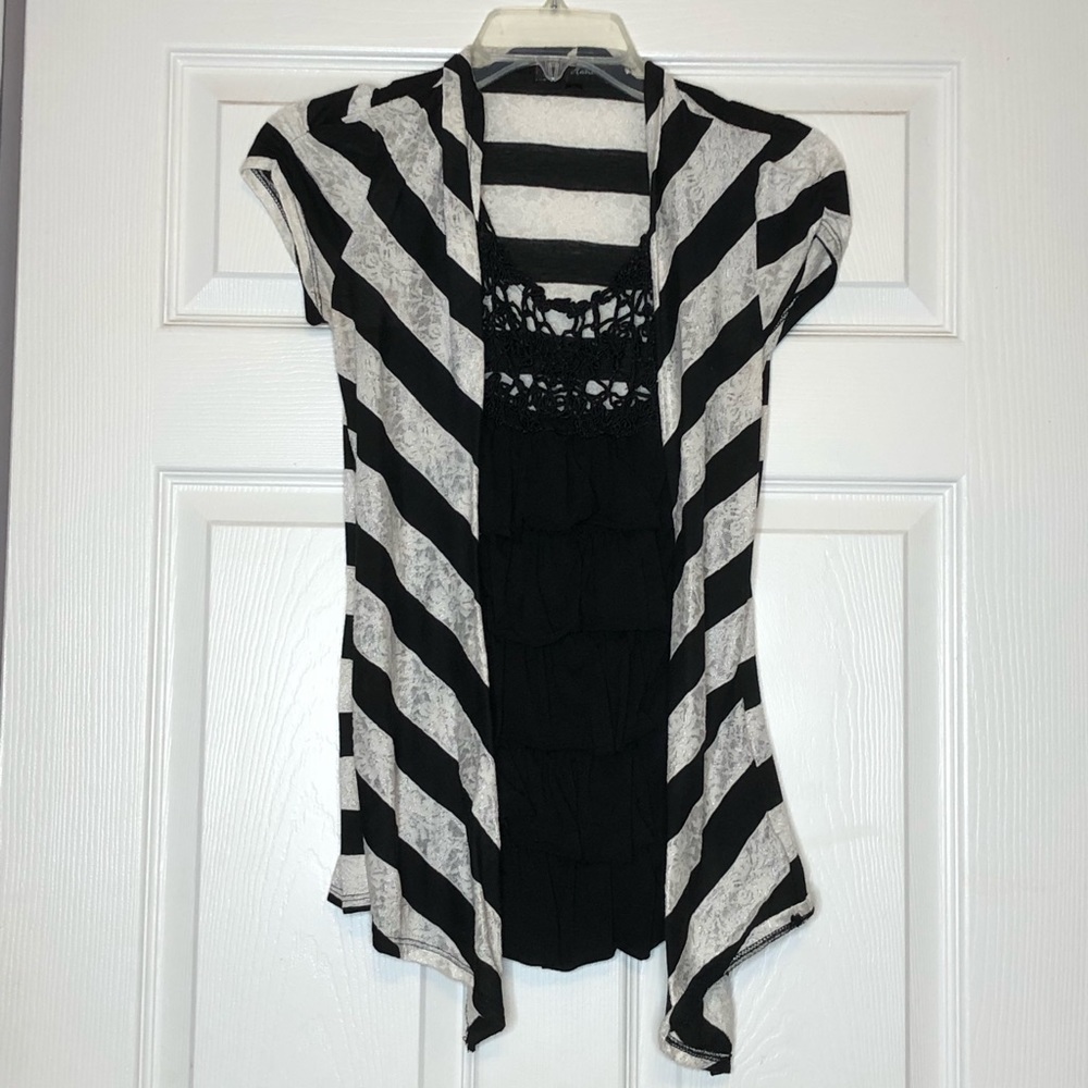 Tank/cardigan duo 🖤